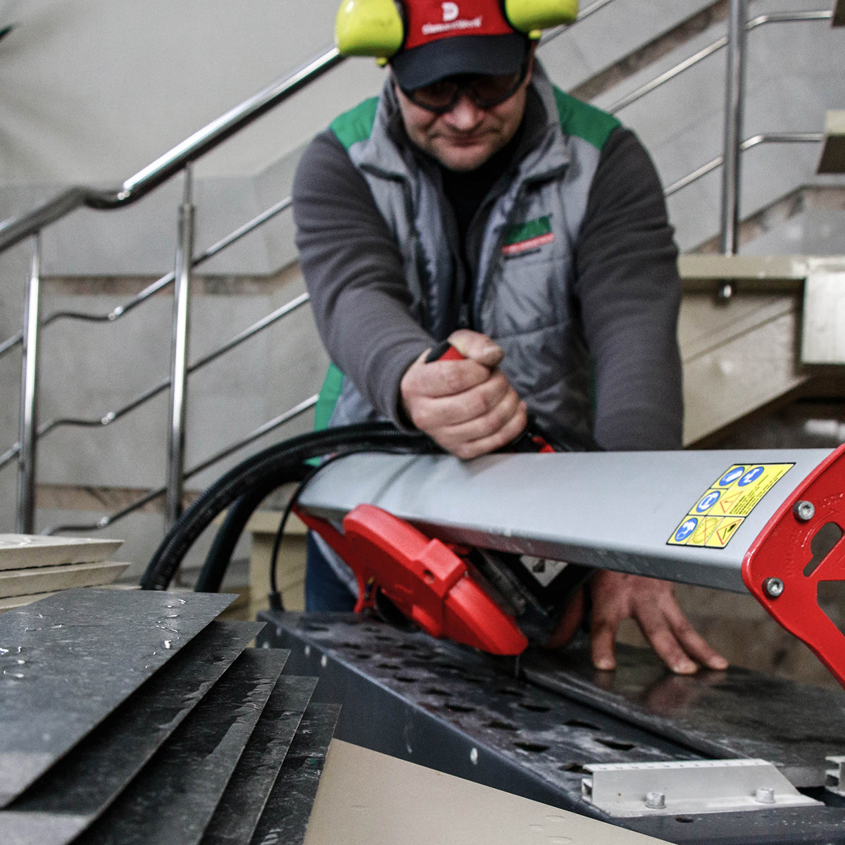 DISTAR Edge 250mm Wet 45° Miter Blade - 25.4mm Arbor close-up