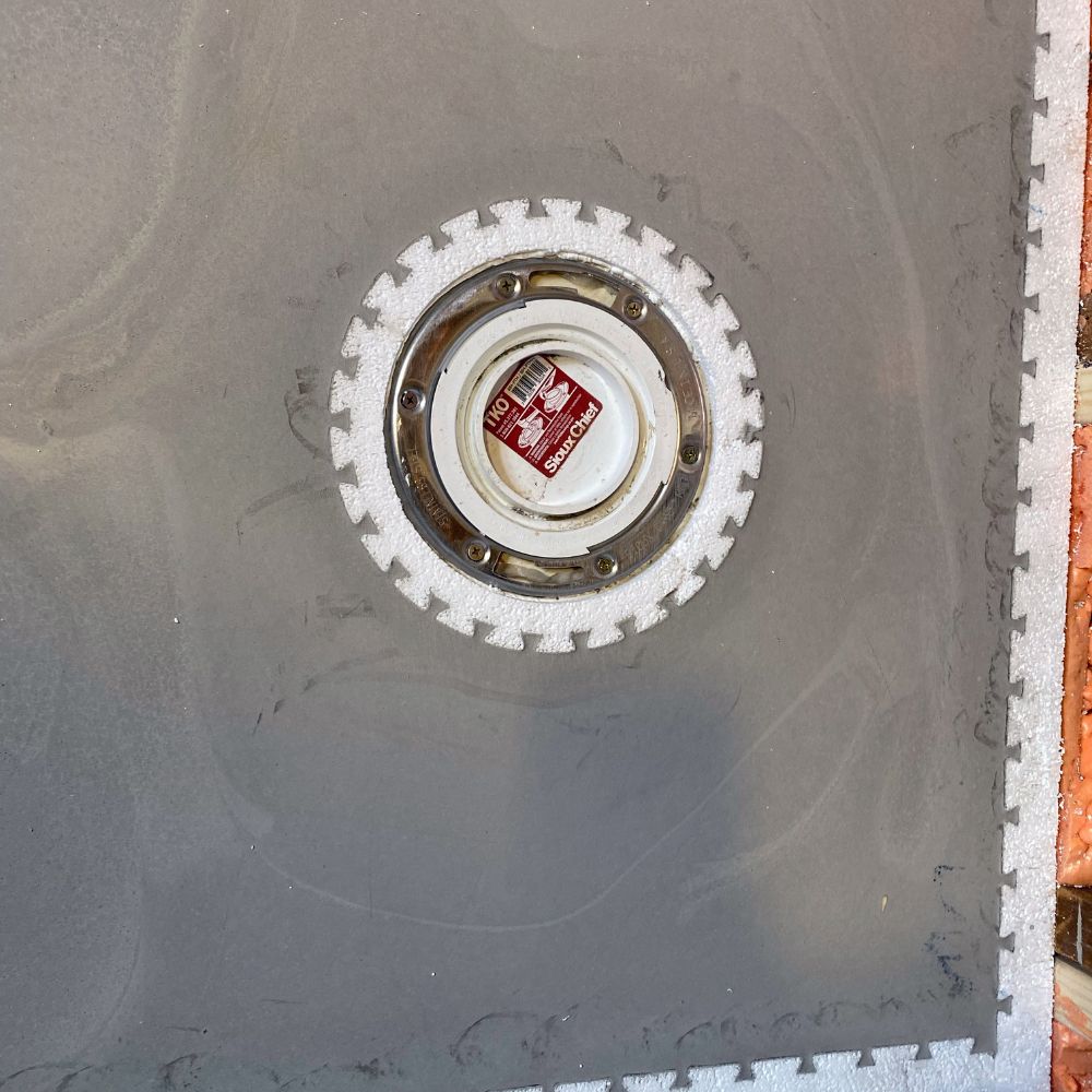 Self-leveling toilet flange seal for monolithic underlayment