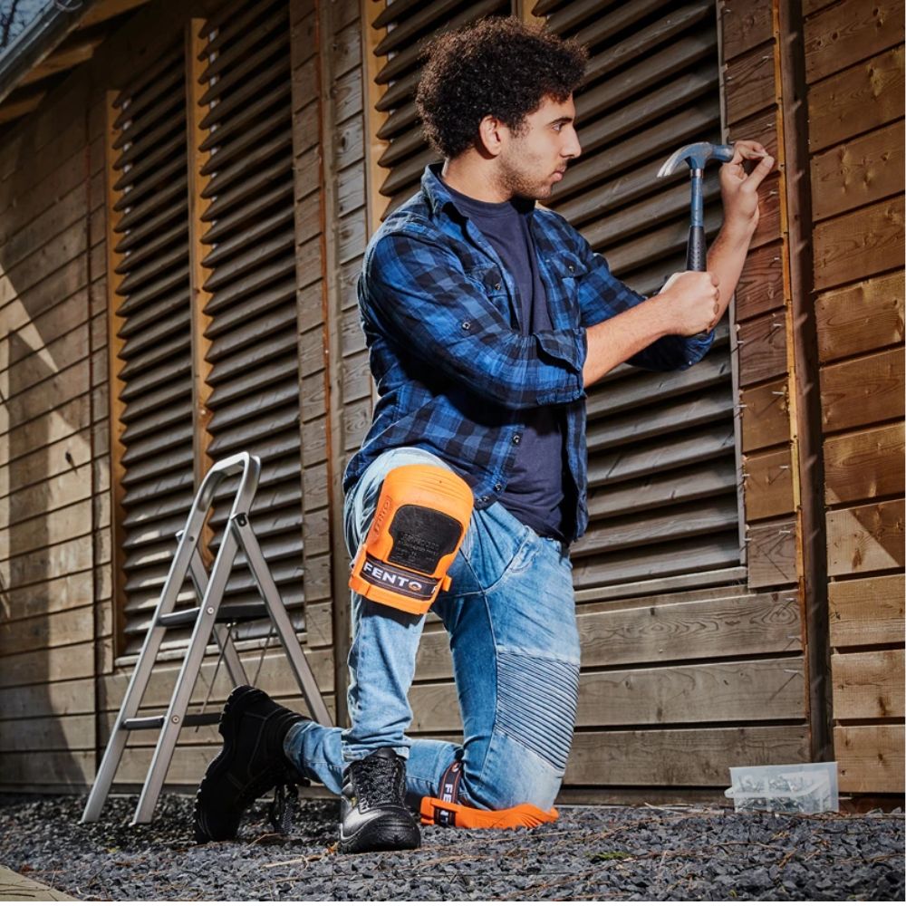 Knee pads for cleaning and household maintenance